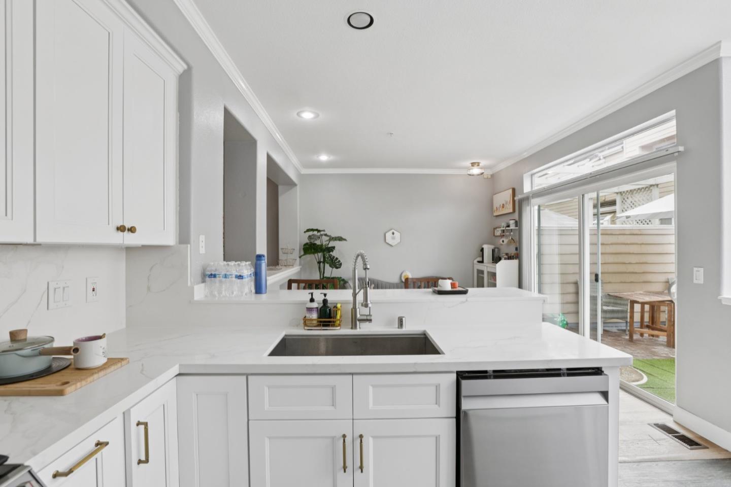 Detail Gallery Image 8 of 35 For 1172 La Rochelle Ter #B,  Sunnyvale,  CA 94089 - 3 Beds | 2/1 Baths