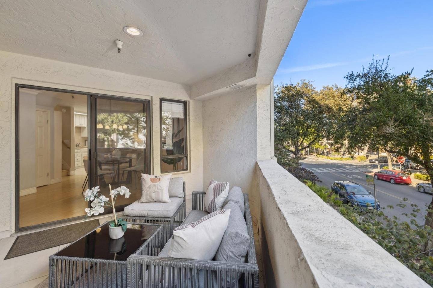 Detail Gallery Image 10 of 33 For 365 Forest Ave 2d,  Palo Alto,  CA 94301 - 3 Beds | 2/1 Baths