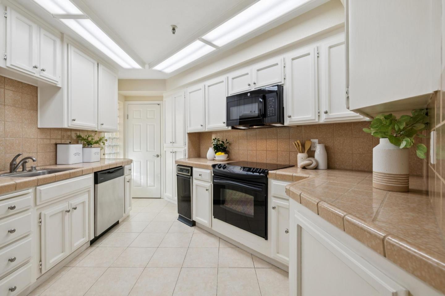 Detail Gallery Image 11 of 33 For 365 Forest Ave 2d,  Palo Alto,  CA 94301 - 3 Beds | 2/1 Baths