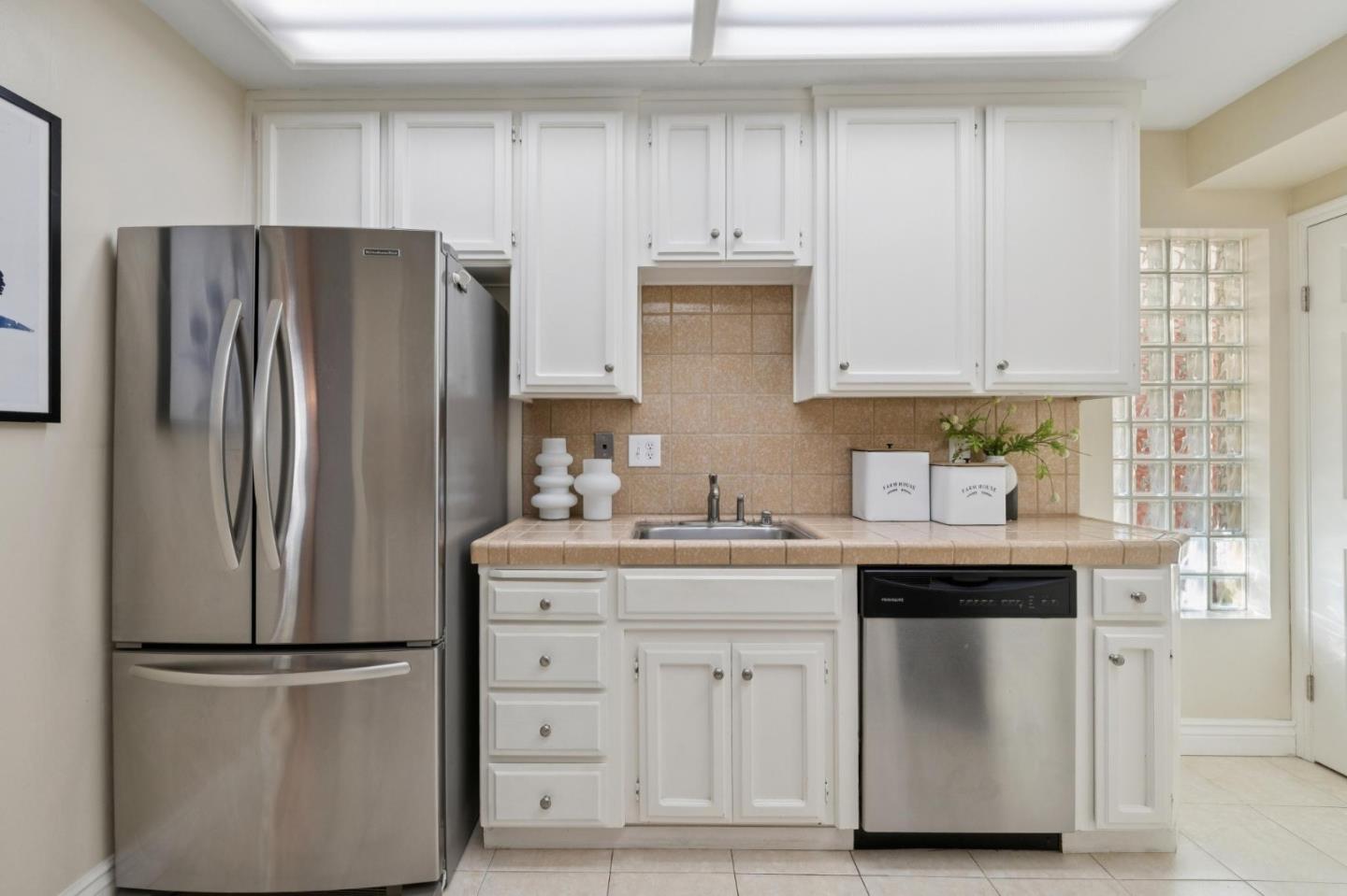 Detail Gallery Image 13 of 33 For 365 Forest Ave 2d,  Palo Alto,  CA 94301 - 3 Beds | 2/1 Baths