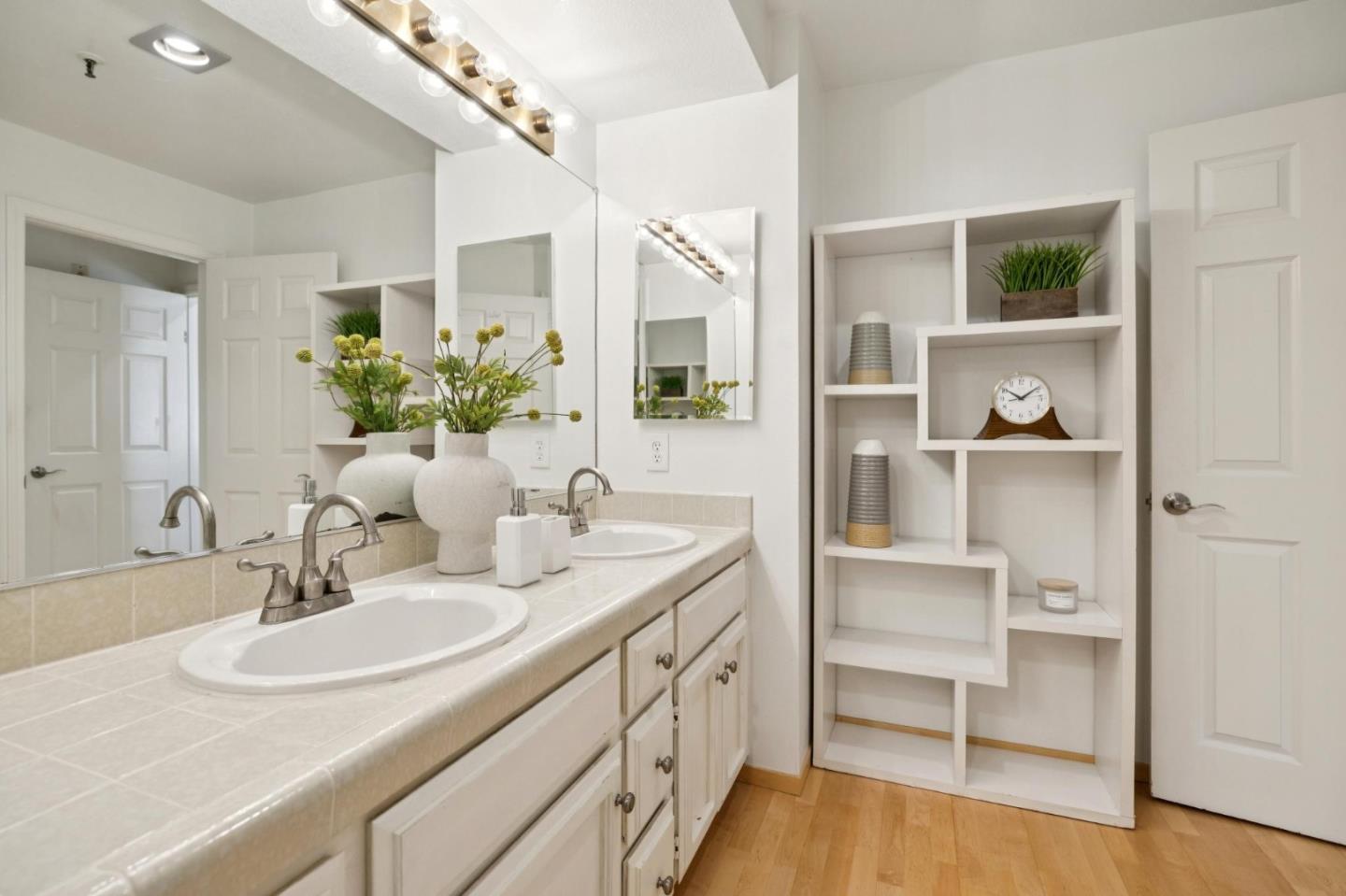 Detail Gallery Image 22 of 33 For 365 Forest Ave 2d,  Palo Alto,  CA 94301 - 3 Beds | 2/1 Baths