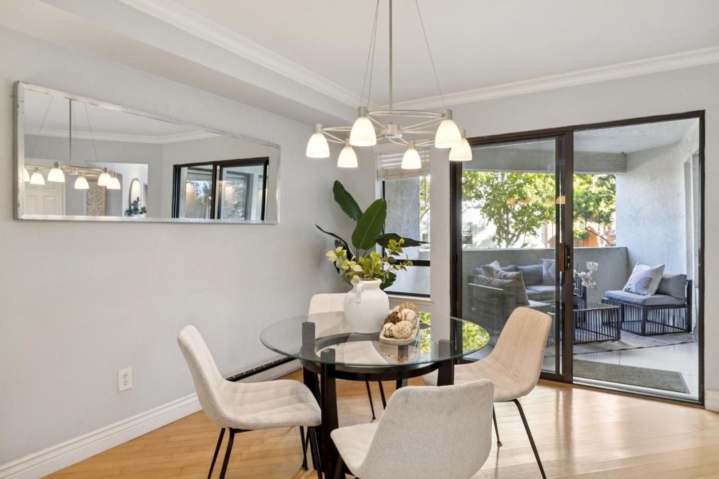 Detail Gallery Image 7 of 33 For 365 Forest Ave 2d,  Palo Alto,  CA 94301 - 3 Beds | 2/1 Baths