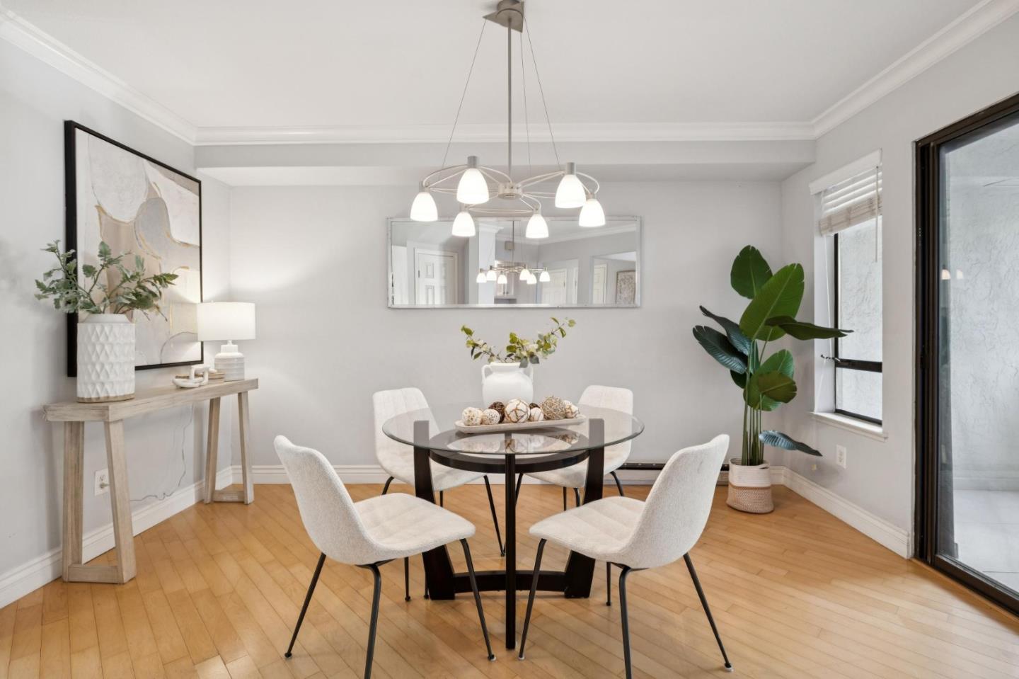 Detail Gallery Image 8 of 33 For 365 Forest Ave 2d,  Palo Alto,  CA 94301 - 3 Beds | 2/1 Baths