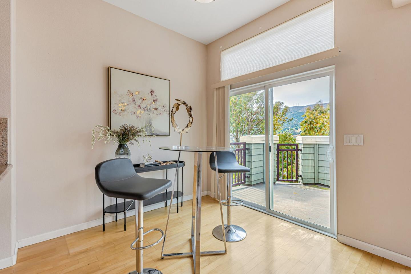 Detail Gallery Image 10 of 37 For 111 Cliff Swallow Ct, Brisbane,  CA 94005 - 3 Beds | 2/1 Baths