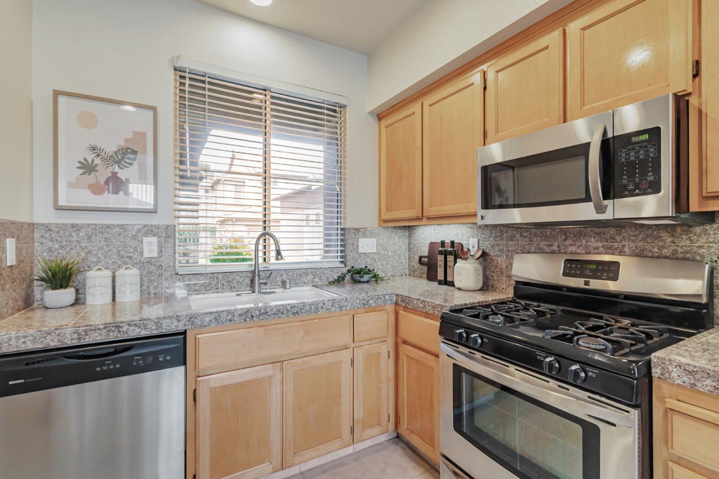 Detail Gallery Image 8 of 31 For 3518 Jasmine Cir, San Jose,  CA 95135 - 3 Beds | 2/1 Baths