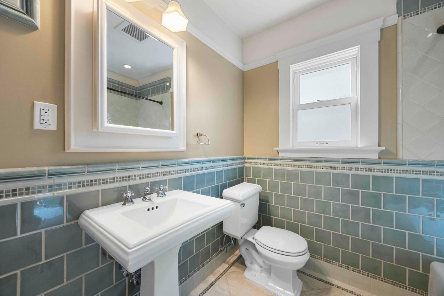 Detail Gallery Image 12 of 17 For 1361 Edgehill Dr, Burlingame,  CA 94010 - 2 Beds | 2 Baths