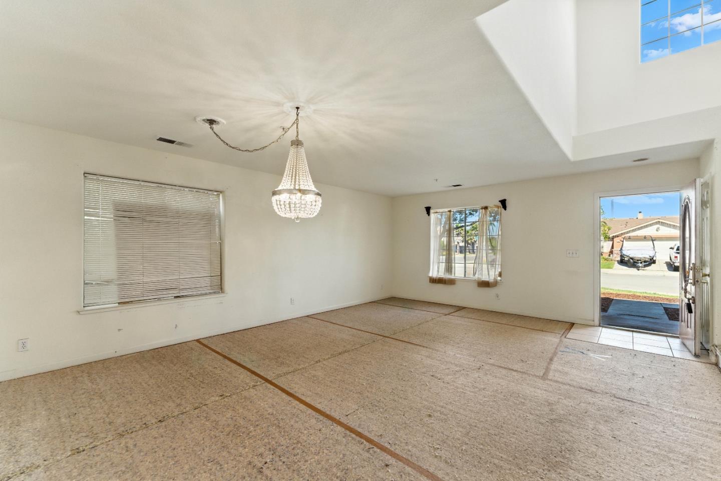 Detail Gallery Image 10 of 60 For 800 Gonzales Cir, Gonzales,  CA 93926 - 5 Beds | 2/1 Baths