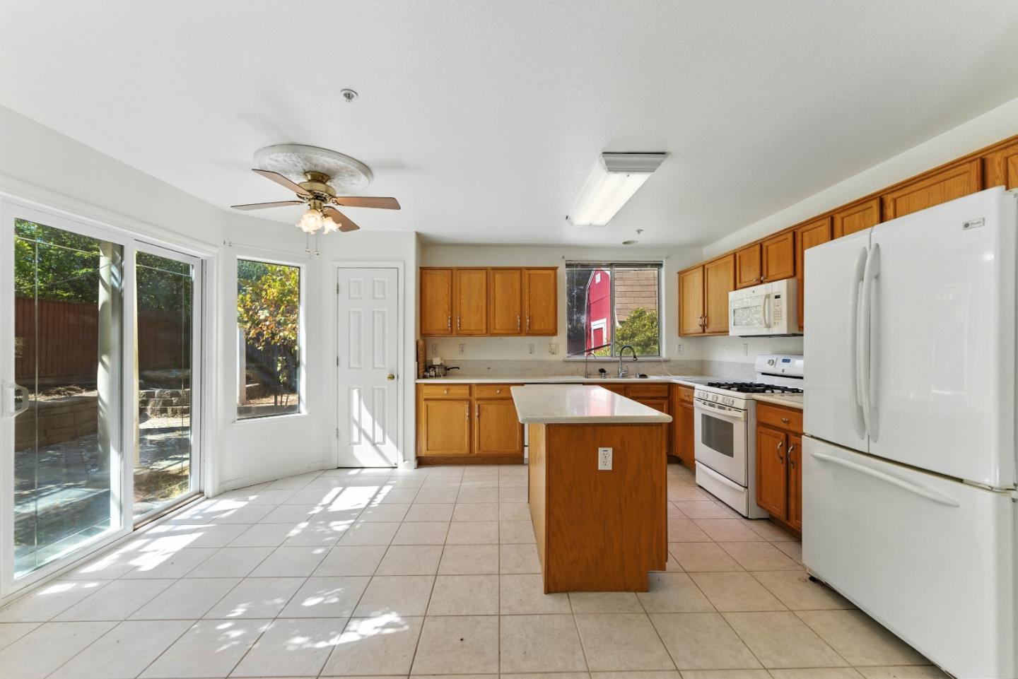 Detail Gallery Image 11 of 60 For 800 Gonzales Cir, Gonzales,  CA 93926 - 5 Beds | 2/1 Baths