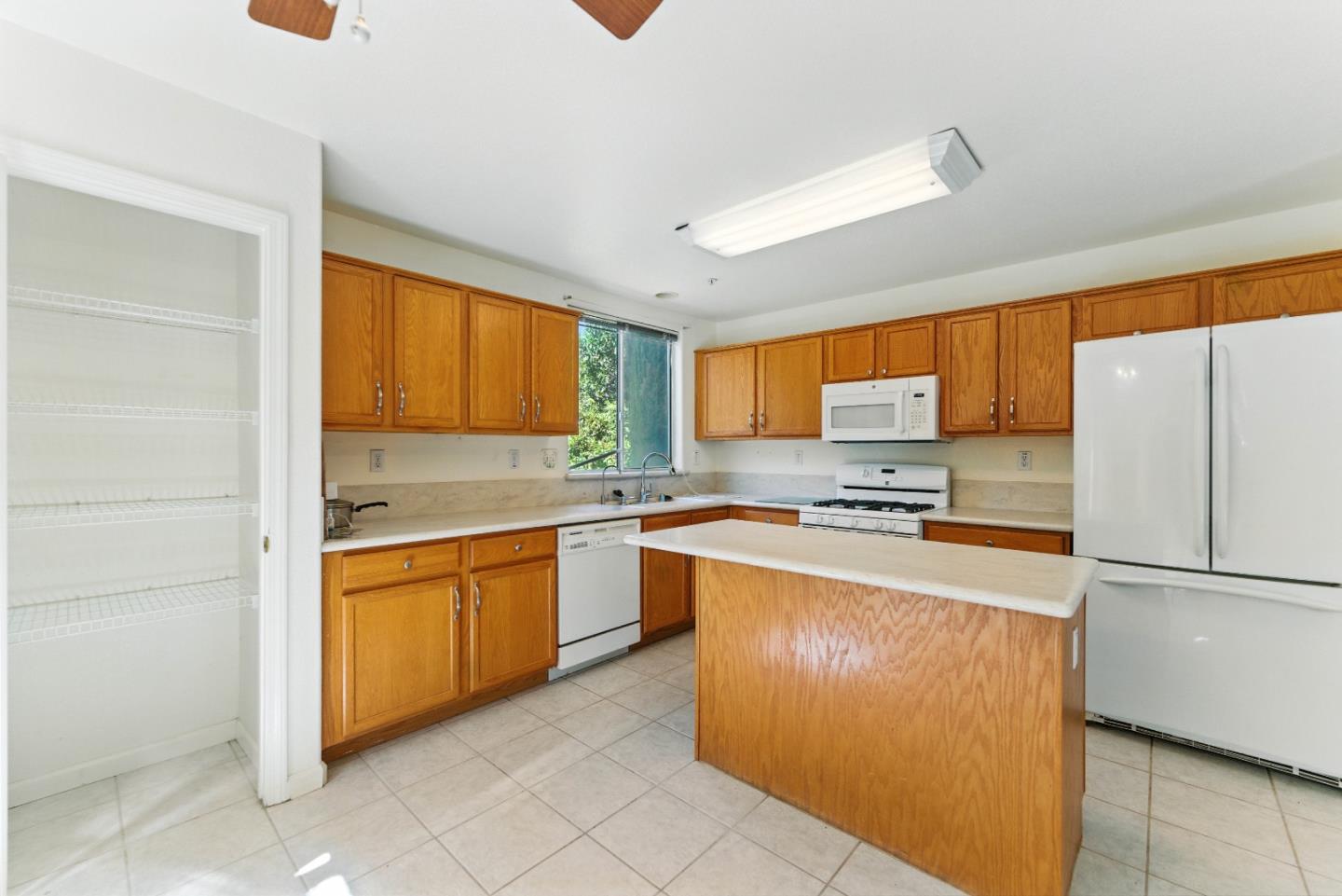 Detail Gallery Image 13 of 60 For 800 Gonzales Cir, Gonzales,  CA 93926 - 5 Beds | 2/1 Baths