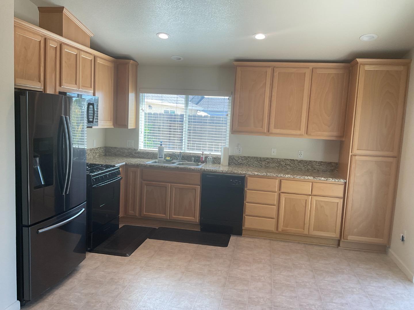 Detail Gallery Image 4 of 10 For 362 Rhianon Dr, Merced,  CA 95341 - 3 Beds | 2 Baths