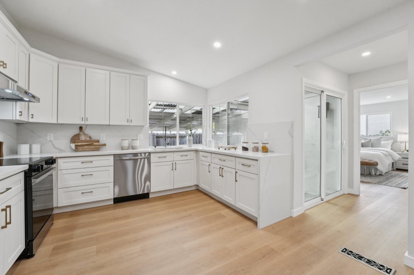 Detail Gallery Image 11 of 33 For 27956 Emerson Ave, Hayward,  CA 94545 - 5 Beds | 3 Baths