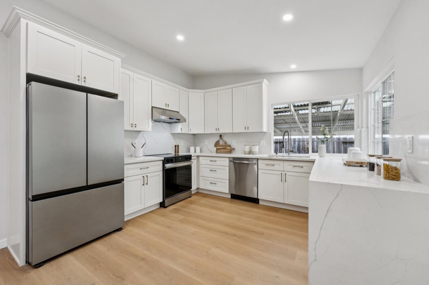 Detail Gallery Image 9 of 33 For 27956 Emerson Ave, Hayward,  CA 94545 - 5 Beds | 3 Baths