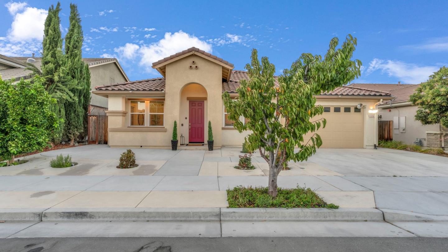 Detail Gallery Image 1 of 26 For 1254 Steinbeck Dr, Hollister,  CA 95023 - 4 Beds | 2 Baths