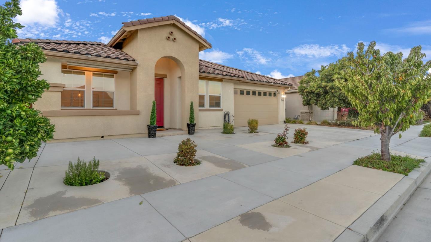 Detail Gallery Image 2 of 26 For 1254 Steinbeck Dr, Hollister,  CA 95023 - 4 Beds | 2 Baths