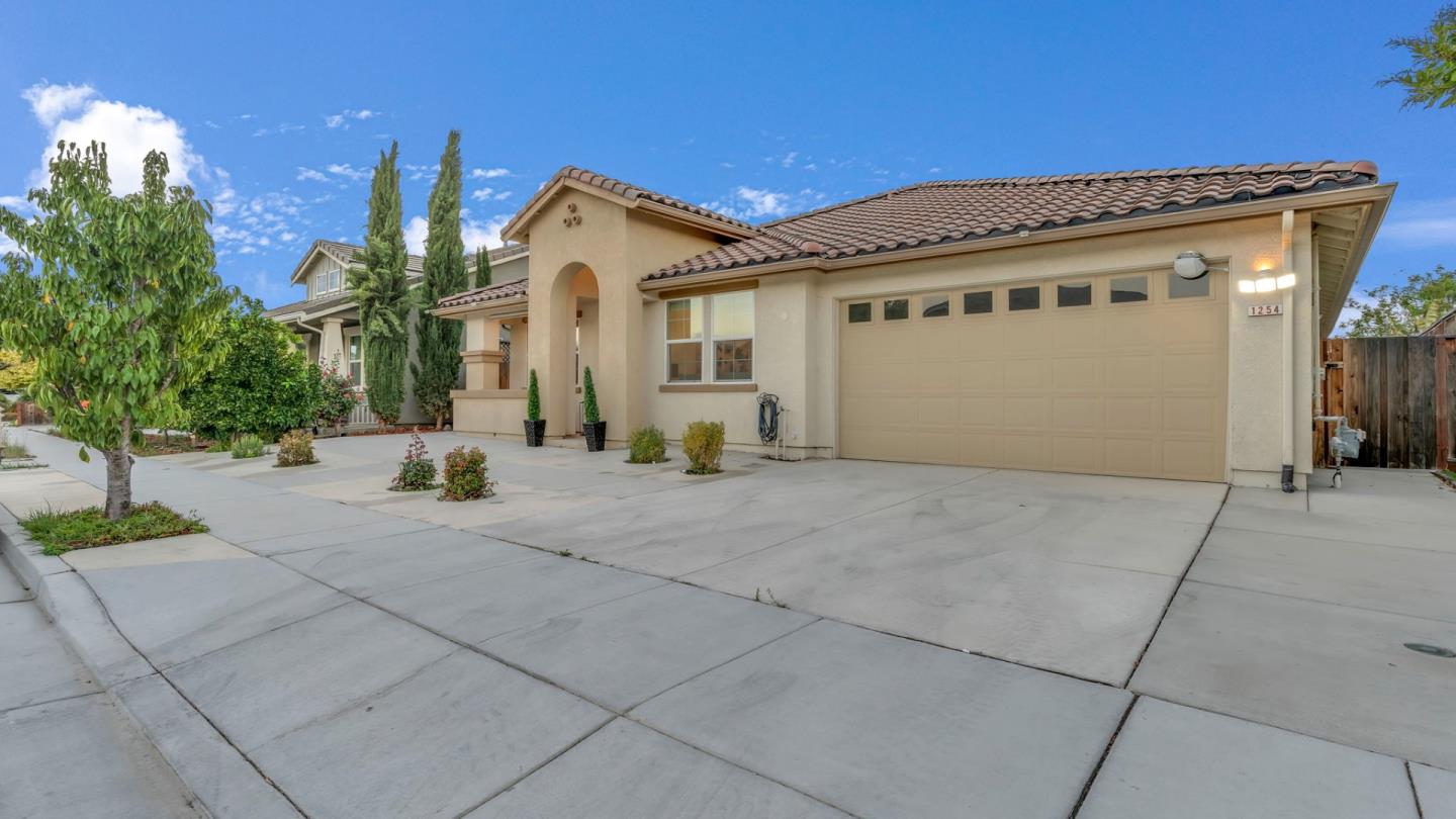 Detail Gallery Image 3 of 26 For 1254 Steinbeck Dr, Hollister,  CA 95023 - 4 Beds | 2 Baths