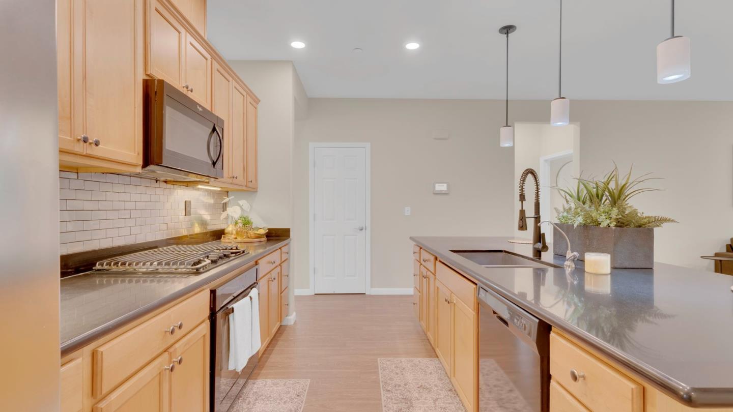 Detail Gallery Image 8 of 26 For 1254 Steinbeck Dr, Hollister,  CA 95023 - 4 Beds | 2 Baths