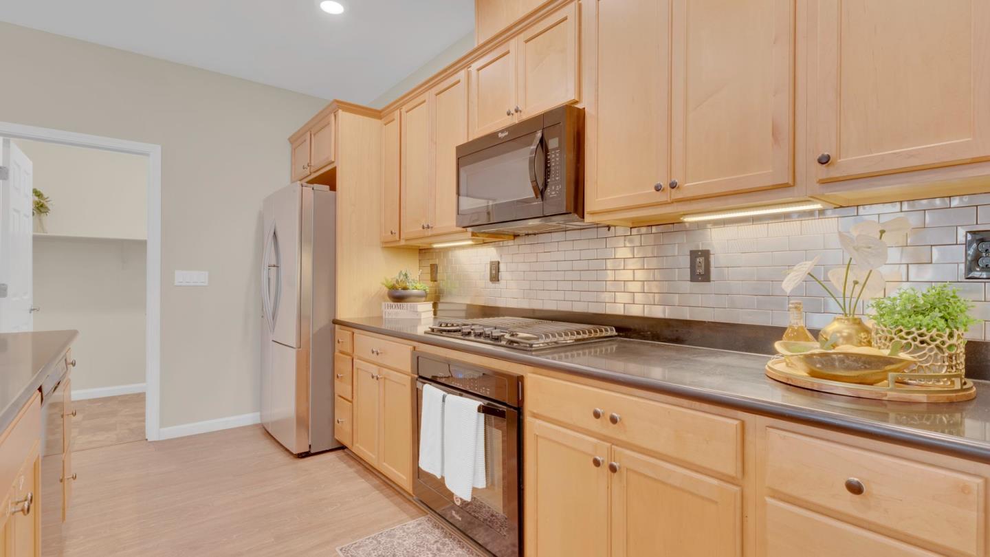 Detail Gallery Image 9 of 26 For 1254 Steinbeck Dr, Hollister,  CA 95023 - 4 Beds | 2 Baths