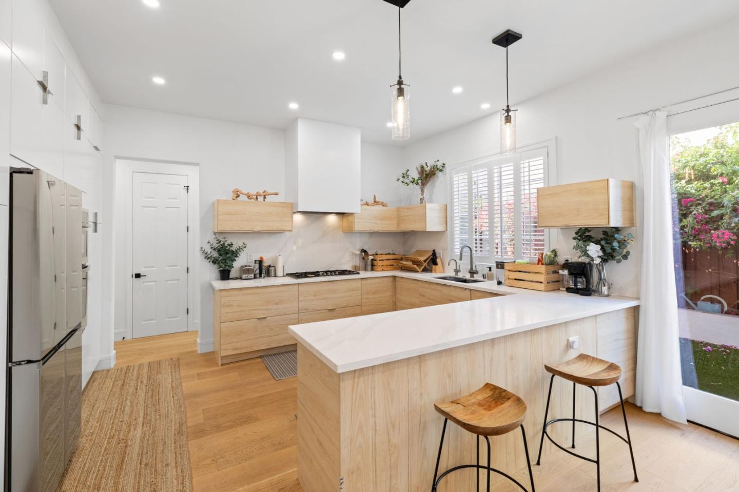 Detail Gallery Image 3 of 21 For 2025 Woodglen Dr, San Jose,  CA 95130 - 4 Beds | 3/1 Baths