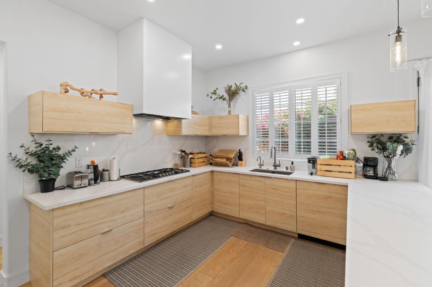 Detail Gallery Image 4 of 21 For 2025 Woodglen Dr, San Jose,  CA 95130 - 4 Beds | 3/1 Baths