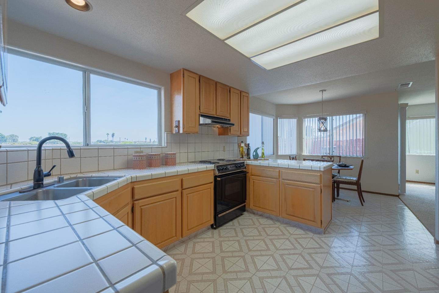 Detail Gallery Image 13 of 58 For 385 Hillcrest Ave, Marina,  CA 93933 - 4 Beds | 3 Baths