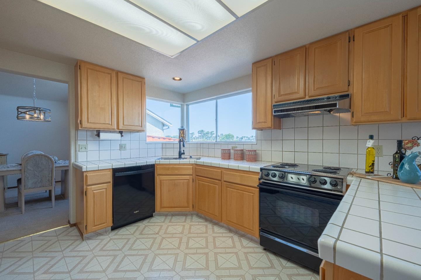 Detail Gallery Image 14 of 58 For 385 Hillcrest Ave, Marina,  CA 93933 - 4 Beds | 3 Baths