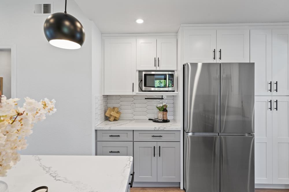 Detail Gallery Image 10 of 60 For 26 Binnacle Ln, Foster City,  CA 94404 - 2 Beds | 2/1 Baths