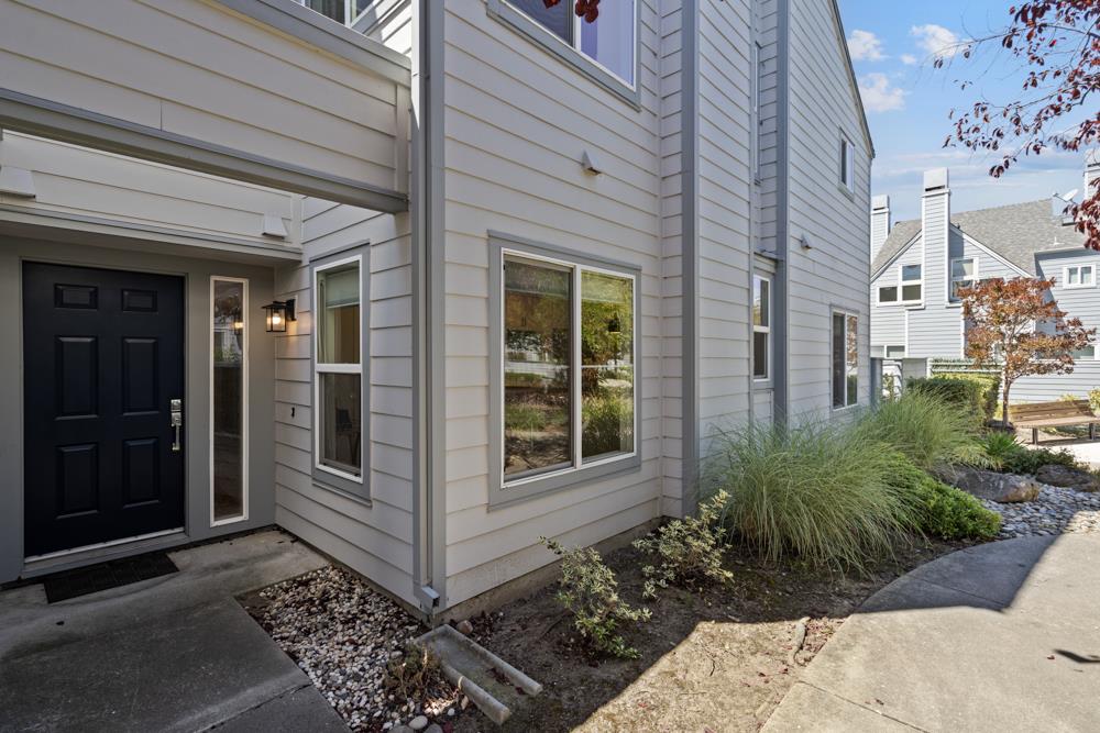 Detail Gallery Image 2 of 60 For 26 Binnacle Ln, Foster City,  CA 94404 - 2 Beds | 2/1 Baths
