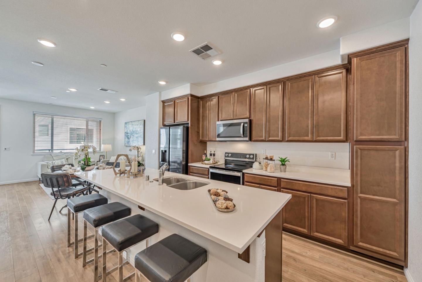 Detail Gallery Image 11 of 52 For 588 Apricot Way, San Jose,  CA 95133 - 4 Beds | 4 Baths