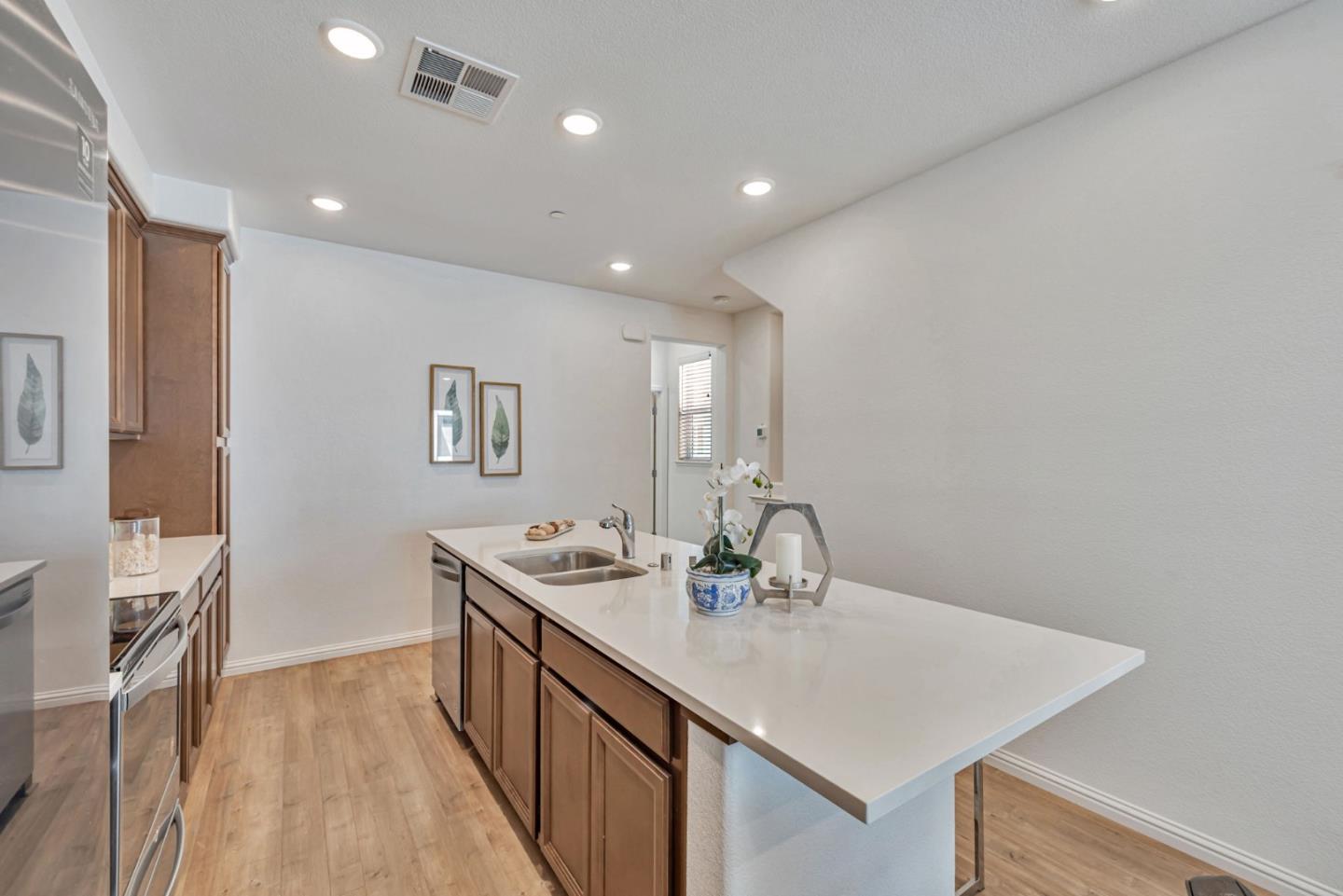 Detail Gallery Image 16 of 52 For 588 Apricot Way, San Jose,  CA 95133 - 4 Beds | 4 Baths