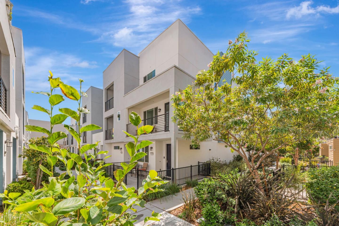 Detail Gallery Image 3 of 52 For 588 Apricot Way, San Jose,  CA 95133 - 4 Beds | 4 Baths