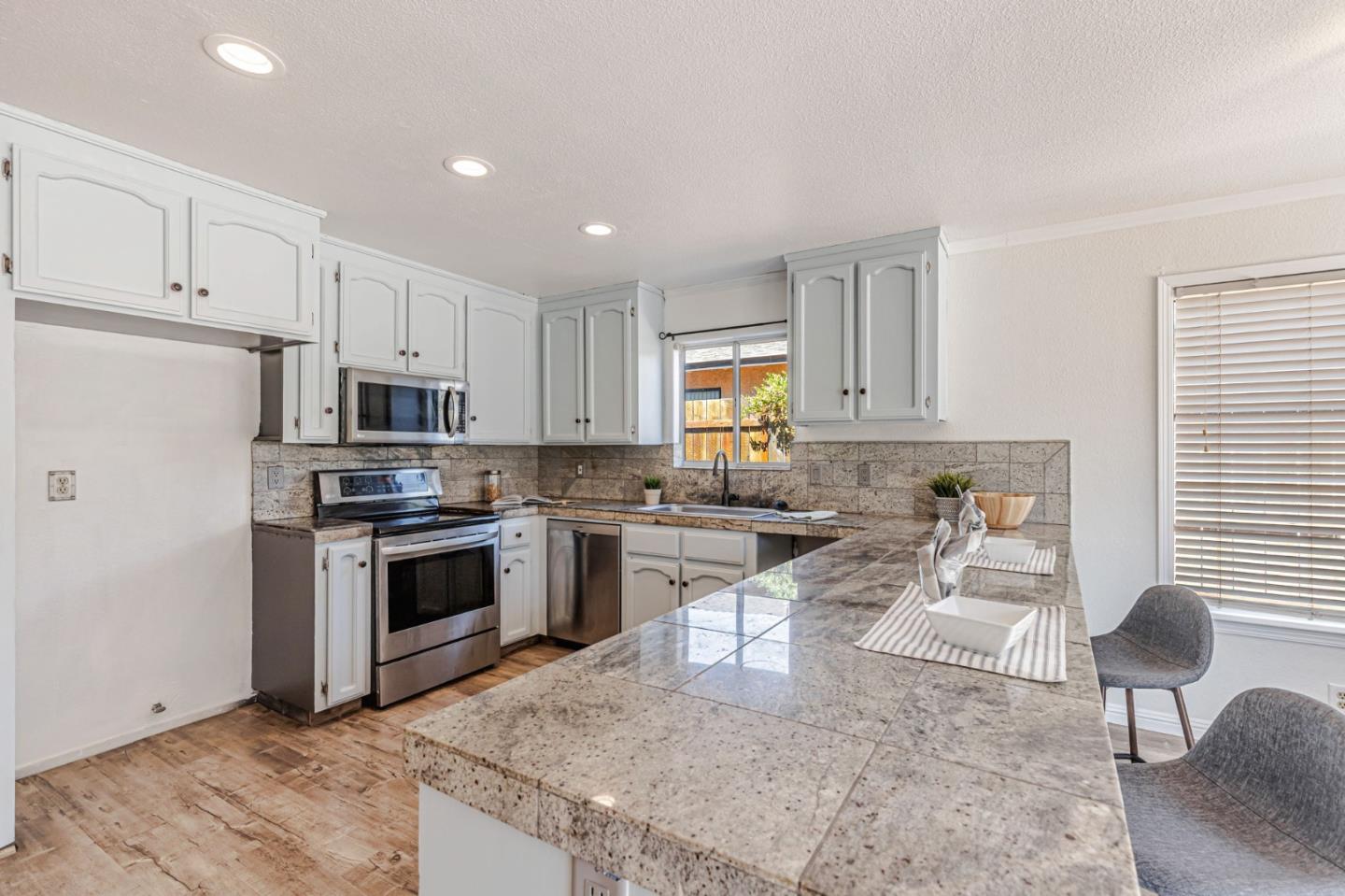Detail Gallery Image 11 of 35 For 1671 Monticello Dr, Hollister,  CA 95023 - 4 Beds | 2 Baths
