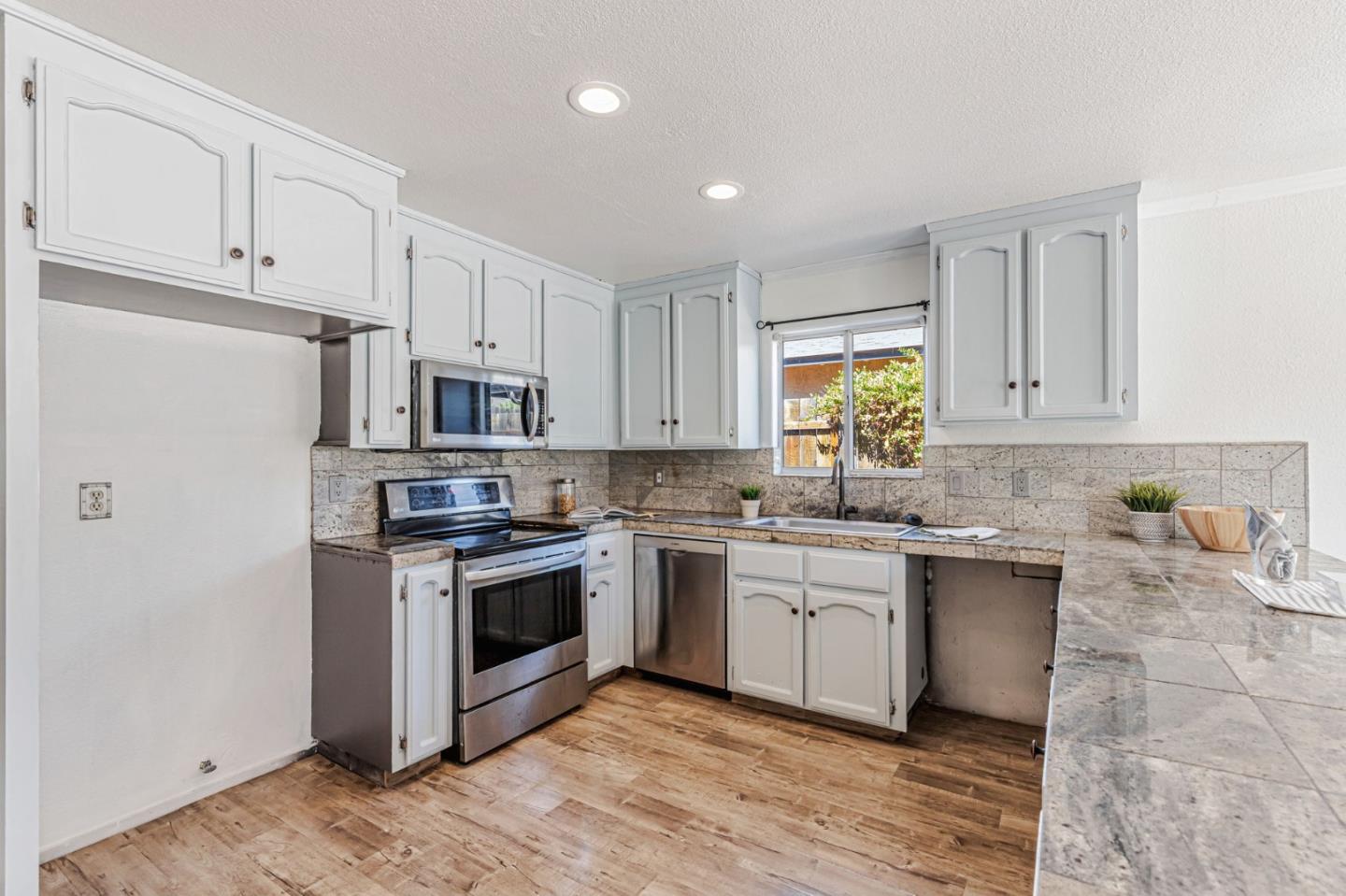 Detail Gallery Image 15 of 35 For 1671 Monticello Dr, Hollister,  CA 95023 - 4 Beds | 2 Baths