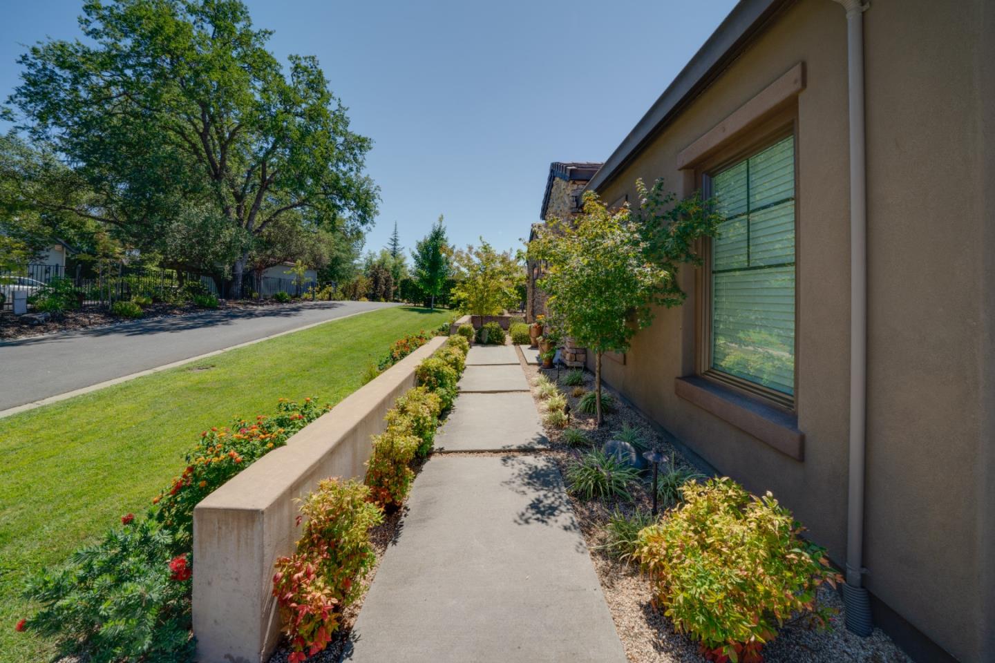 Detail Gallery Image 5 of 44 For 8300 Willowood Pl, Granite Bay,  CA 95746 - 4 Beds | 2/1 Baths