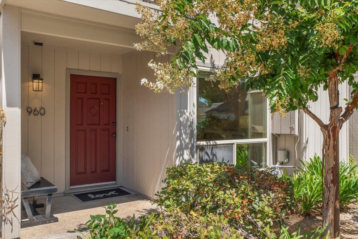 Detail Gallery Image 3 of 26 For 960 Lakeshire Ct, San Jose,  CA 95126 - 2 Beds | 1/1 Baths