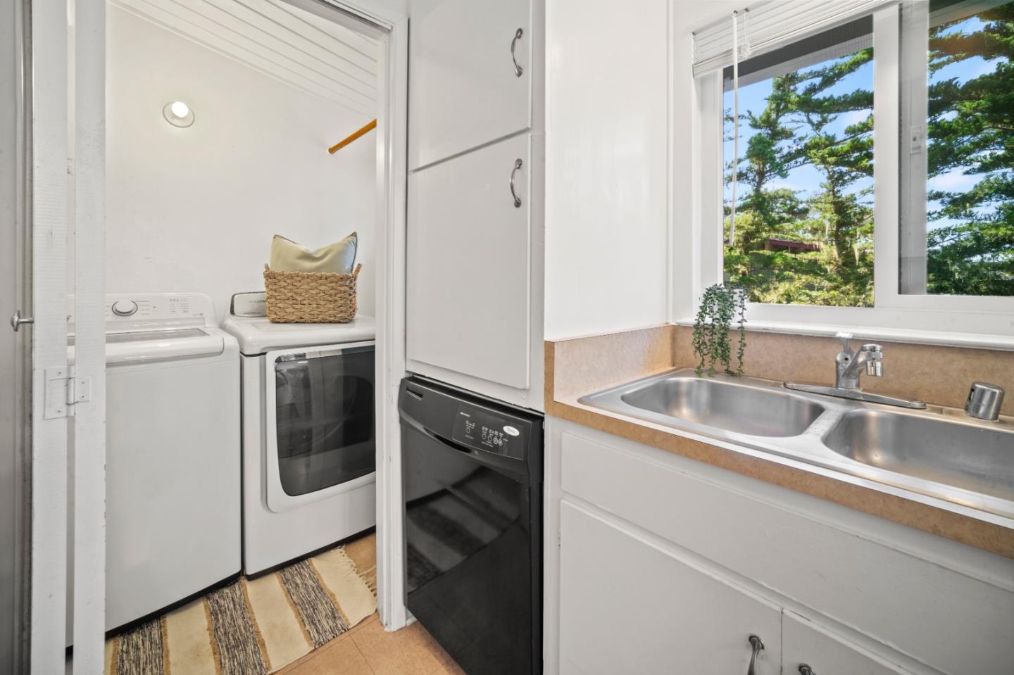 Detail Gallery Image 14 of 21 For 820 - 822 Cedar St, Pacific Grove,  CA 93950 - 4 Beds | 2 Baths