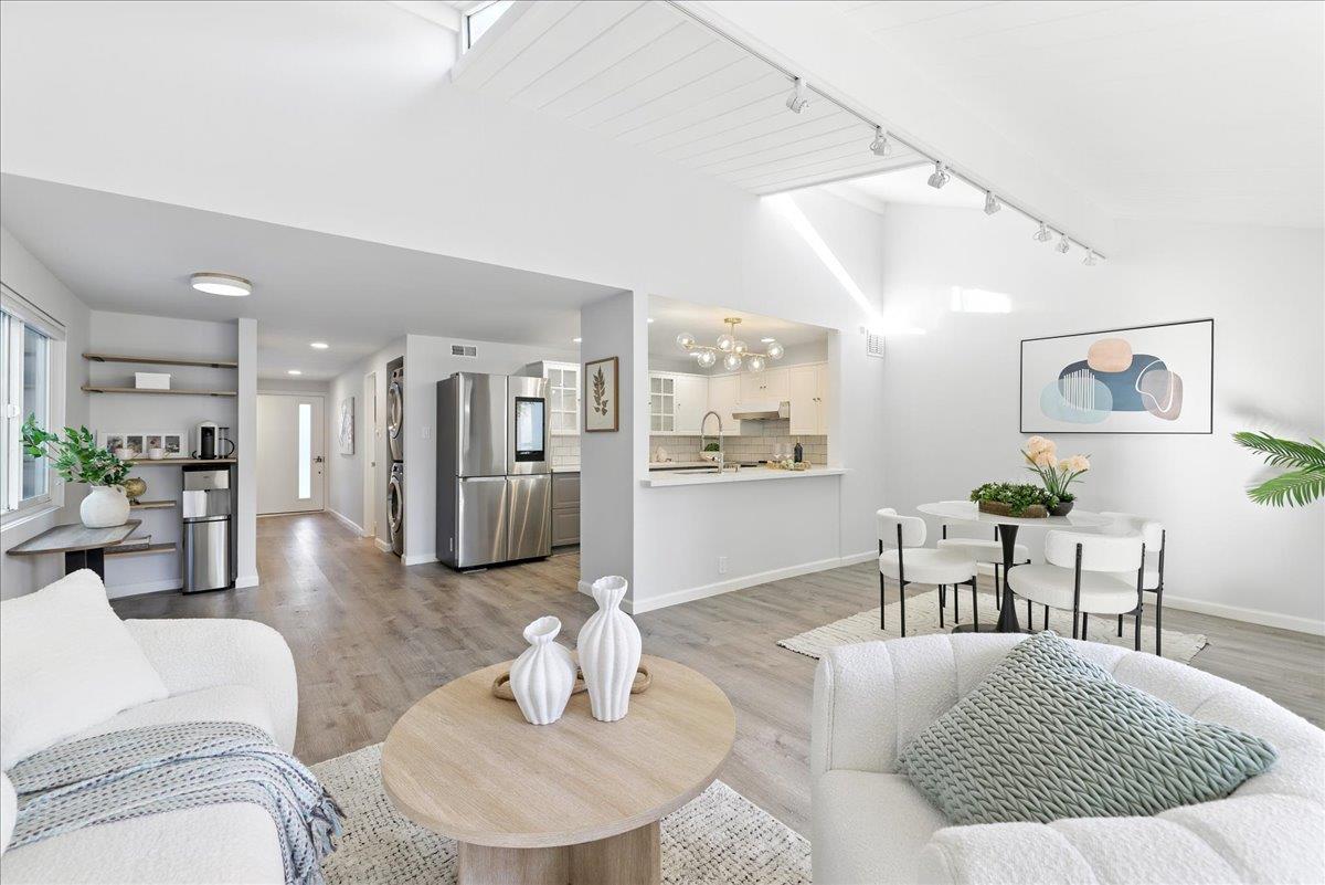 Detail Gallery Image 12 of 47 For 2211 Rock St, Mountain View,  CA 94043 - 4 Beds | 2/1 Baths