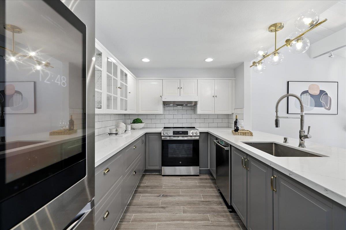 Detail Gallery Image 17 of 47 For 2211 Rock St, Mountain View,  CA 94043 - 4 Beds | 2/1 Baths