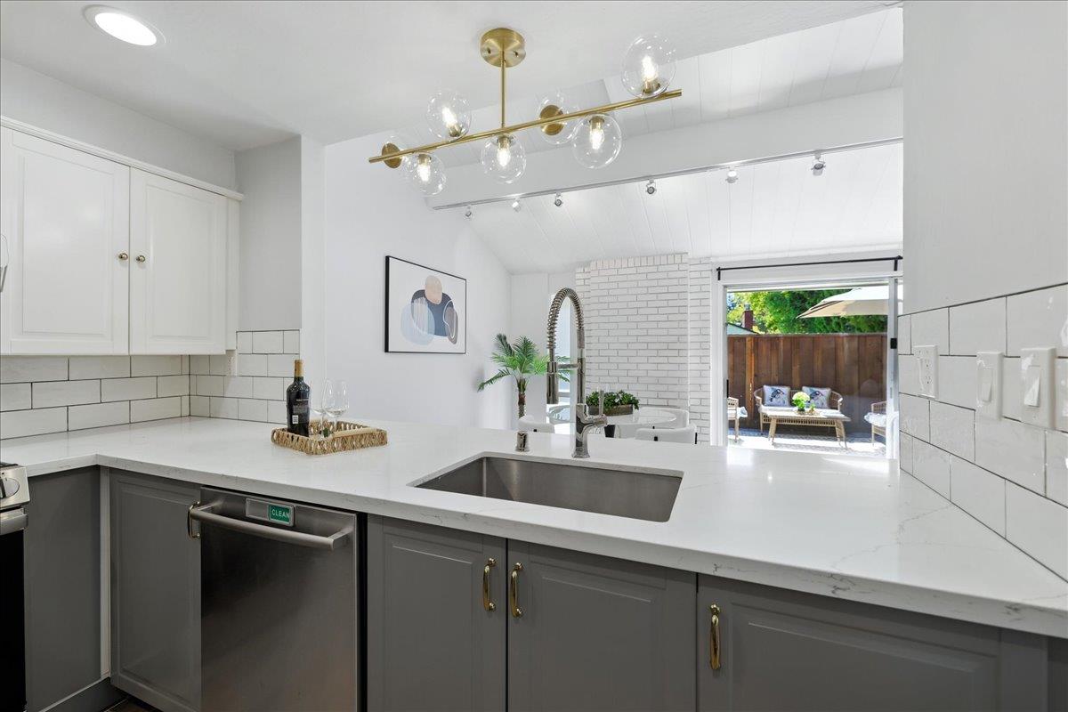Detail Gallery Image 19 of 47 For 2211 Rock St, Mountain View,  CA 94043 - 4 Beds | 2/1 Baths