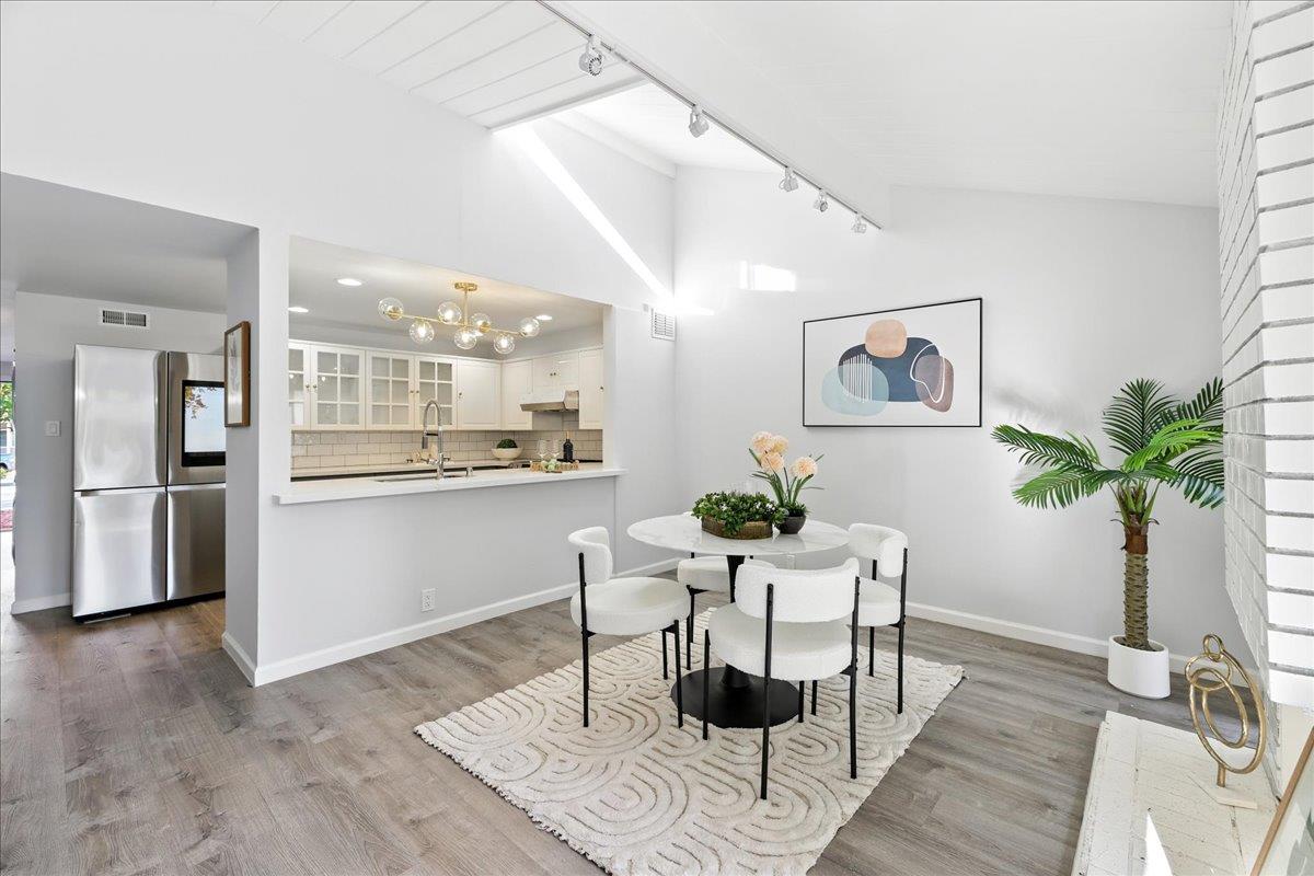 Detail Gallery Image 8 of 47 For 2211 Rock St, Mountain View,  CA 94043 - 4 Beds | 2/1 Baths