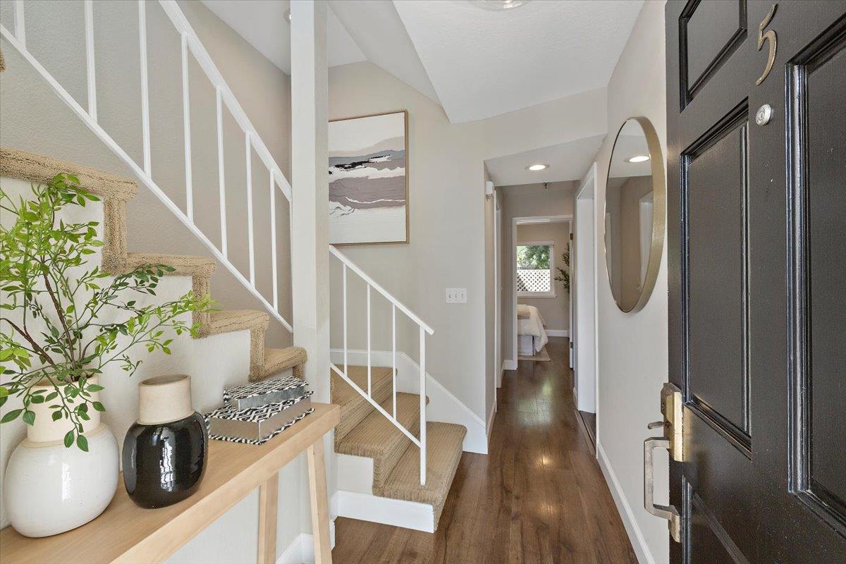 Detail Gallery Image 3 of 38 For 363 N Rengstorff Ave #5,  Mountain View,  CA 94043 - 3 Beds | 2 Baths