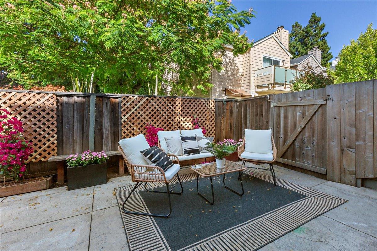 Detail Gallery Image 9 of 38 For 363 N Rengstorff Ave #5,  Mountain View,  CA 94043 - 3 Beds | 2 Baths