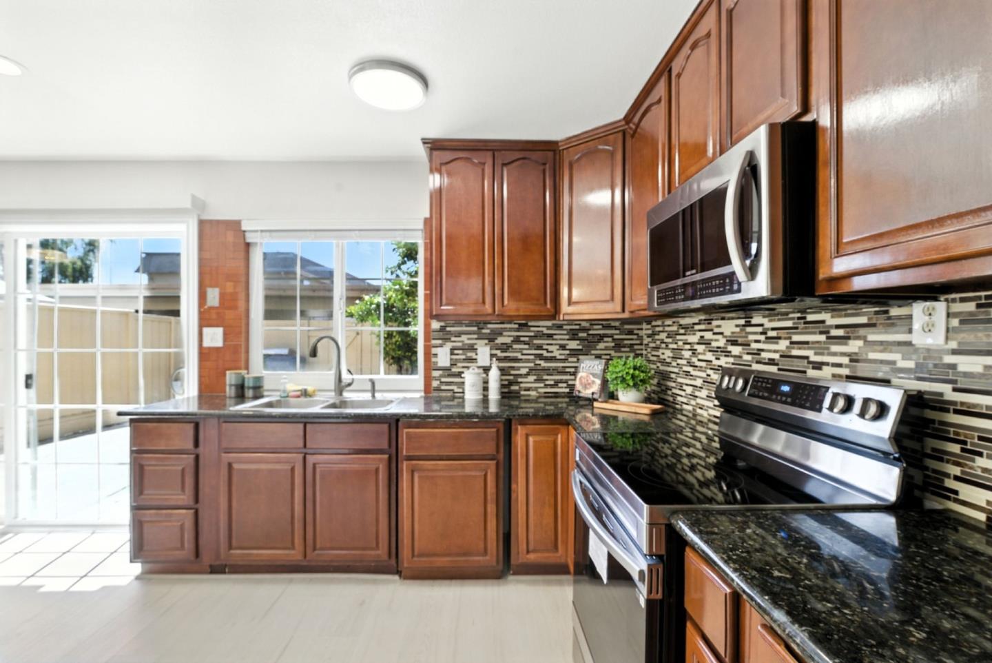 Detail Gallery Image 10 of 45 For 27726 Del Norte Ct, Hayward,  CA 94545 - 4 Beds | 2/1 Baths