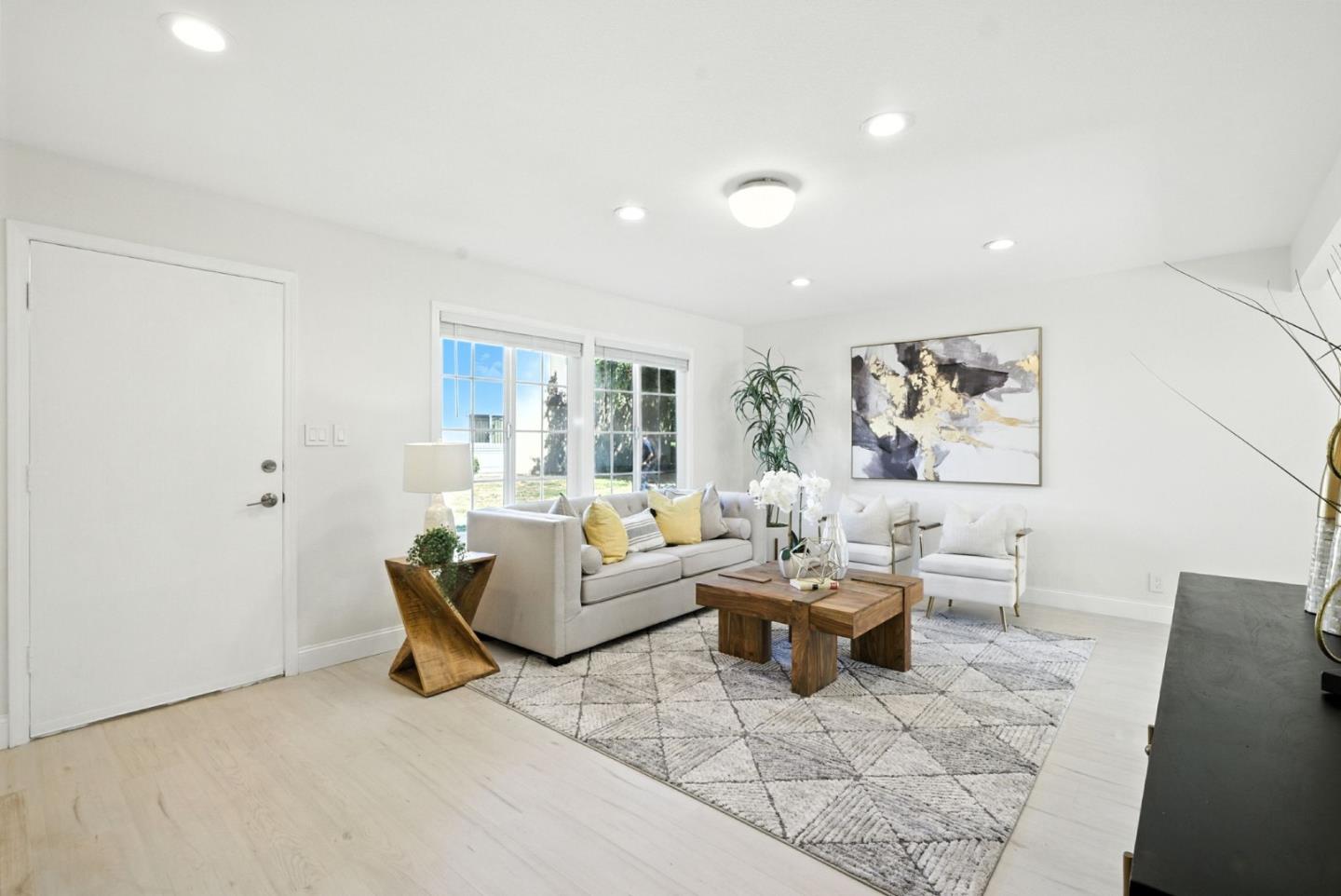 Detail Gallery Image 4 of 45 For 27726 Del Norte Ct, Hayward,  CA 94545 - 4 Beds | 2/1 Baths