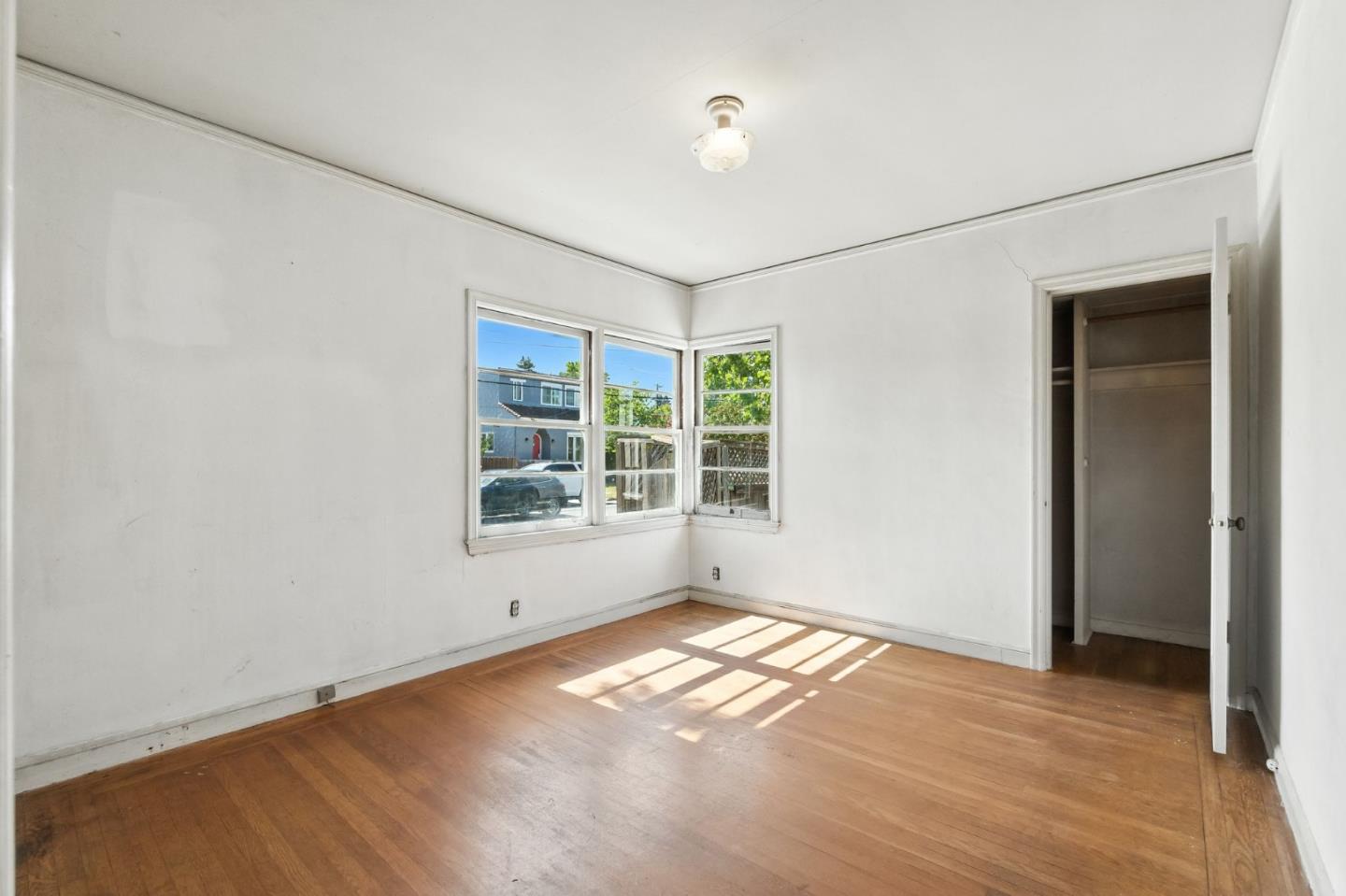 Detail Gallery Image 10 of 24 For 1100 Grove Ave, Burlingame,  CA 94010 - 2 Beds | 1 Baths