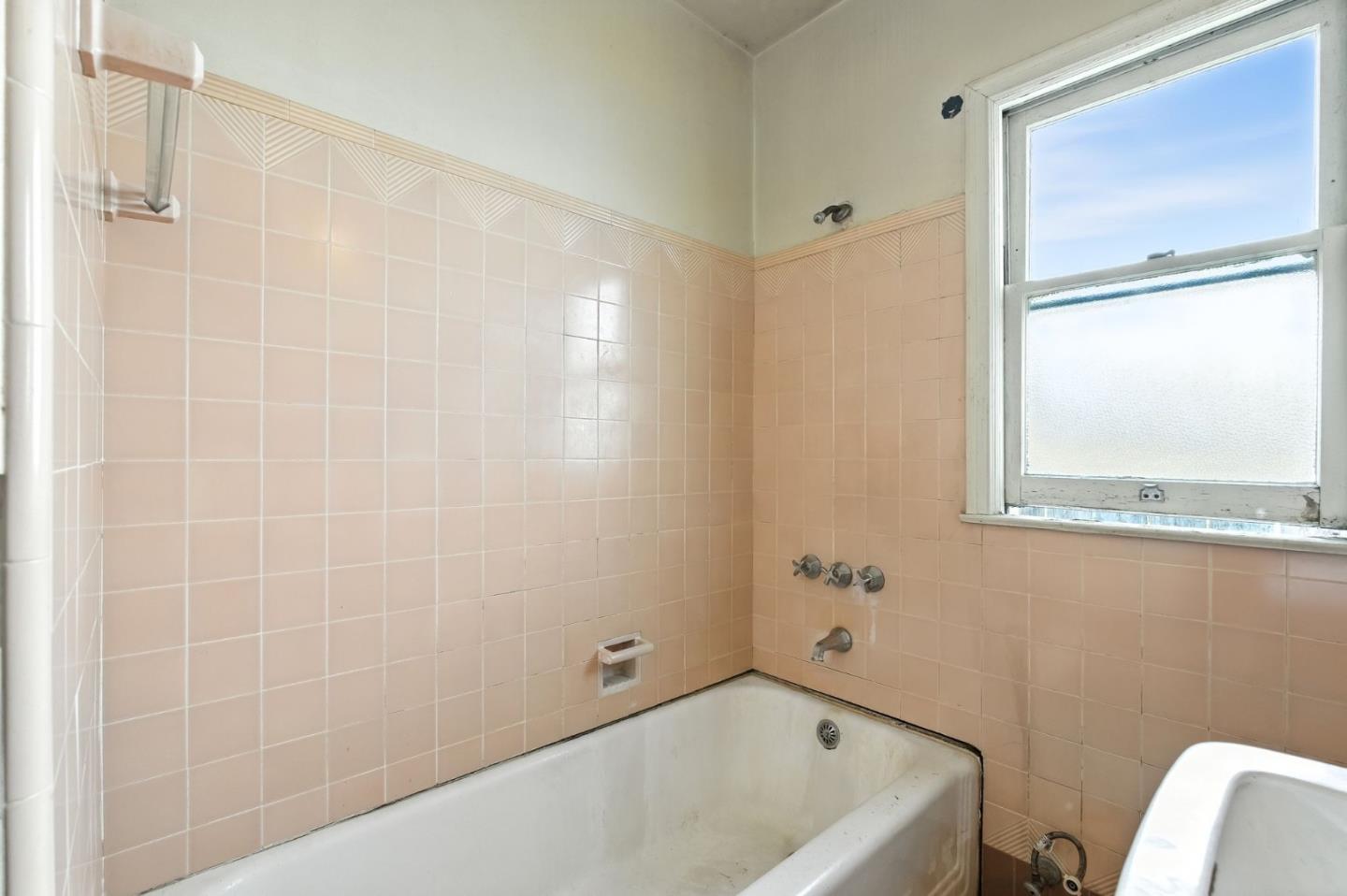 Detail Gallery Image 13 of 24 For 1100 Grove Ave, Burlingame,  CA 94010 - 2 Beds | 1 Baths