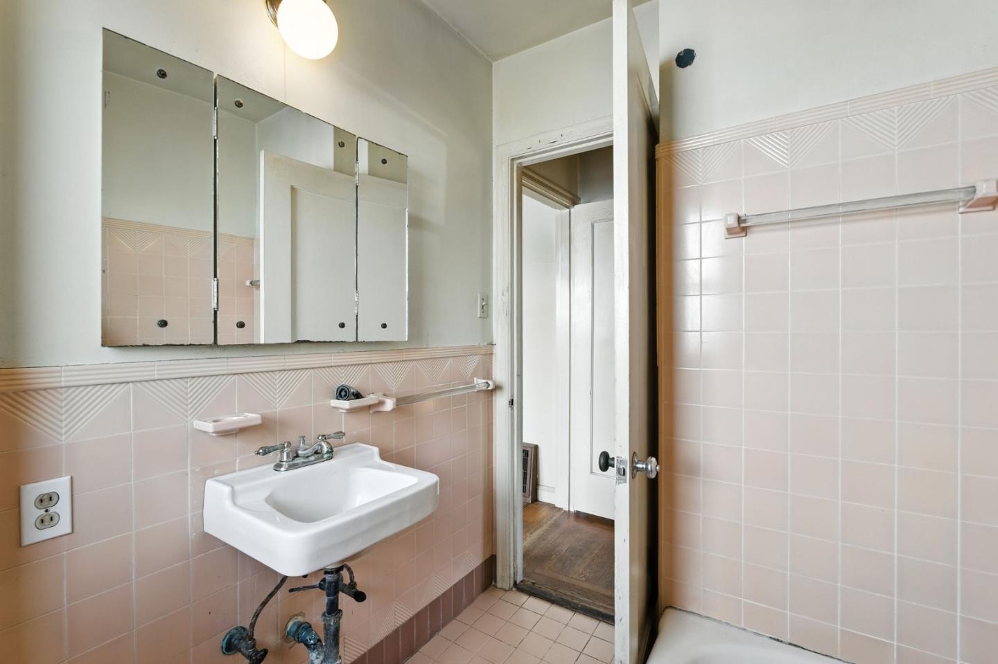 Detail Gallery Image 14 of 24 For 1100 Grove Ave, Burlingame,  CA 94010 - 2 Beds | 1 Baths