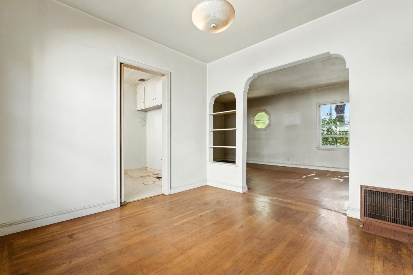 Detail Gallery Image 5 of 24 For 1100 Grove Ave, Burlingame,  CA 94010 - 2 Beds | 1 Baths