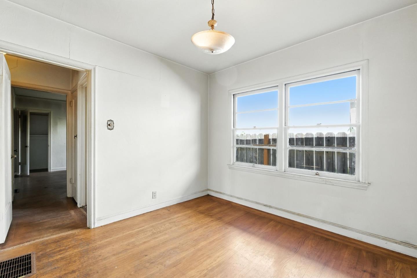 Detail Gallery Image 7 of 24 For 1100 Grove Ave, Burlingame,  CA 94010 - 2 Beds | 1 Baths
