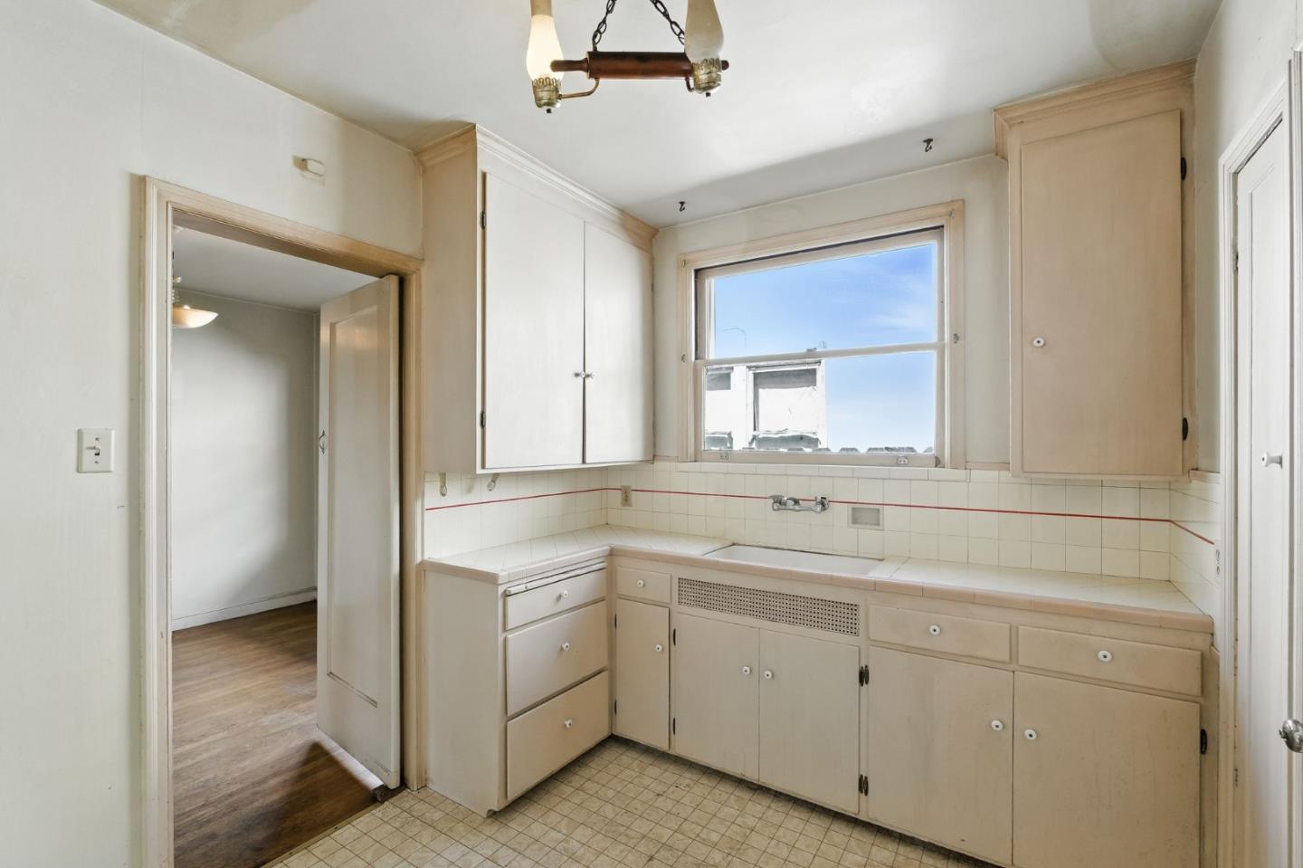 Detail Gallery Image 9 of 24 For 1100 Grove Ave, Burlingame,  CA 94010 - 2 Beds | 1 Baths