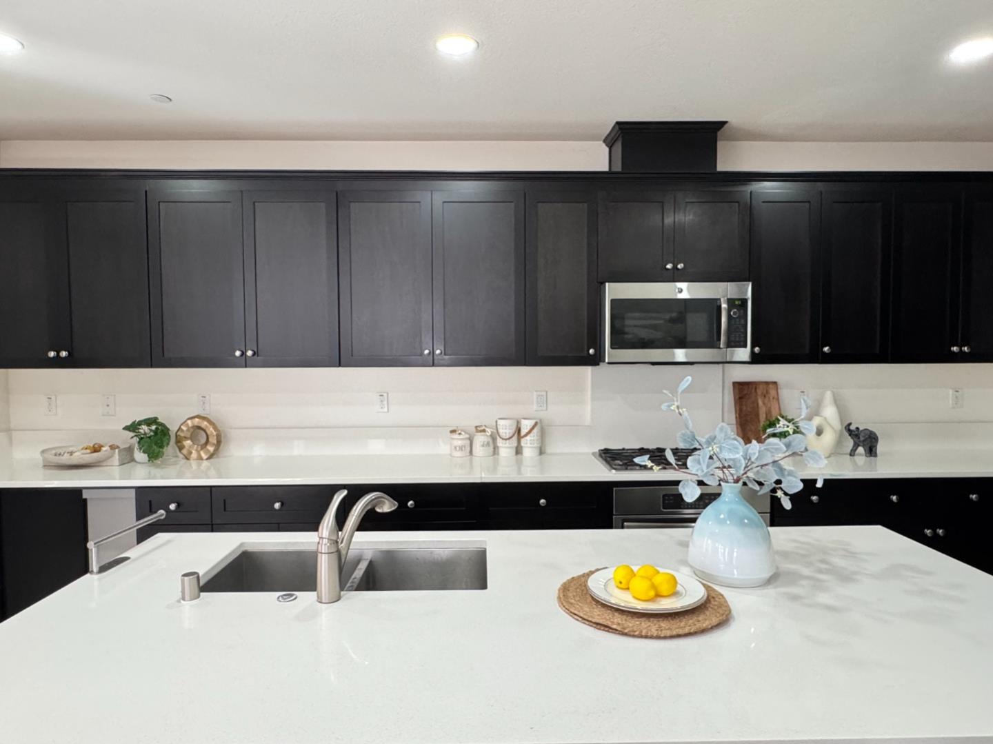 Detail Gallery Image 5 of 20 For 398 Expedition Ln, Milpitas,  CA 95035 - 2 Beds | 2/1 Baths
